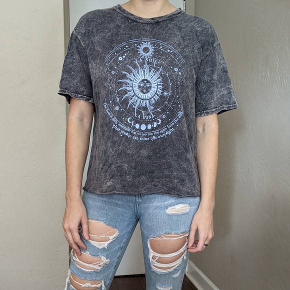Tops - 3 for $25 | NWT Sun Graphic Tee
